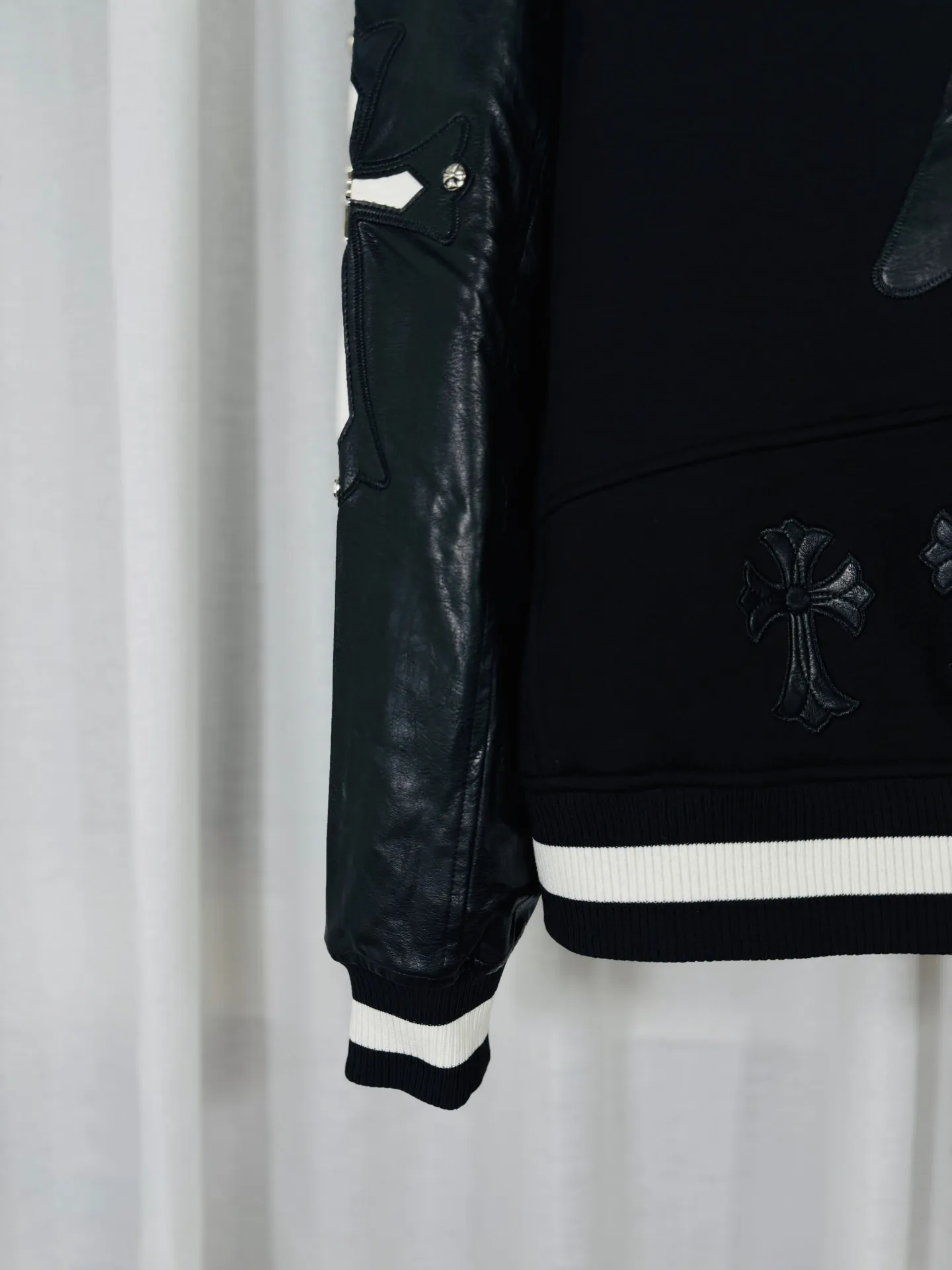 P560 top version, real shot without P, ​​different from market currency) 𝗖𝗵𝗿𝗼𝗺𝗲 𝗛𝗲𝗮𝗿𝘁𝘀/Cro Heart 2025 washed and burned flower patch embroidered autumn and winter new original single counter American patchwork 3D three-dimensional couple casual cardigan plus velvet baseball jacket 👑The highest version! Customized fabric 550g tripe terry fabric! American acid-washed and distressed original fabric, laser burning + leather embroidery, exquisite embroidery of beaded letters!  The best-selling model in the counter, very comfortable to wear. Accessories: original molded and authenticated collar label➕100% silk wash label. Genuine purchase-grade original hangtag➕matching hanging rope➕3D hanging beads➕original packaging bag. Craftsmanship: The original version has consistent wiring! The highest version of the armhole matching technique! Color: Black Size: S M L XL Style No.: 345